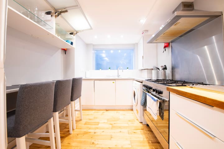 Queen’s Avenue – Free Parking – AJ Apartments gallery image 5