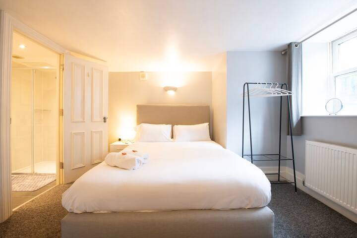 Queen’s Avenue – Free Parking – AJ Apartments gallery image 4