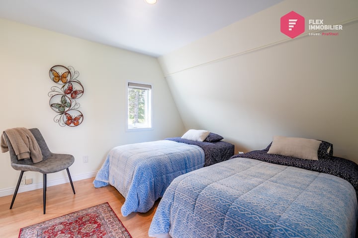 Chambre #2 au 2e étage avec 2 confortables lits simples