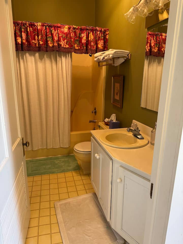 Bridges-Hall Manor Queen Room 2 - Bed and breakfasts for Rent in ...