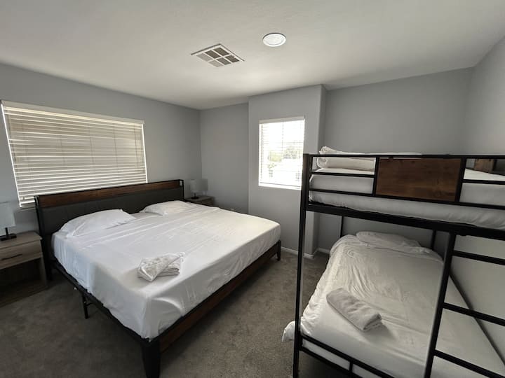 Très grand lit avec lit superposé en option ou espace de bureau avec télévision