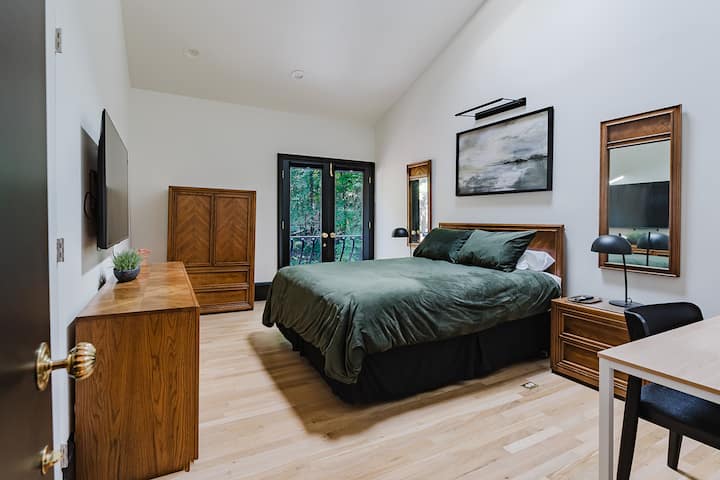 第一间卧室位于塔楼入口和电梯旁，设有大型共用阳台，可欣赏小屋美景。