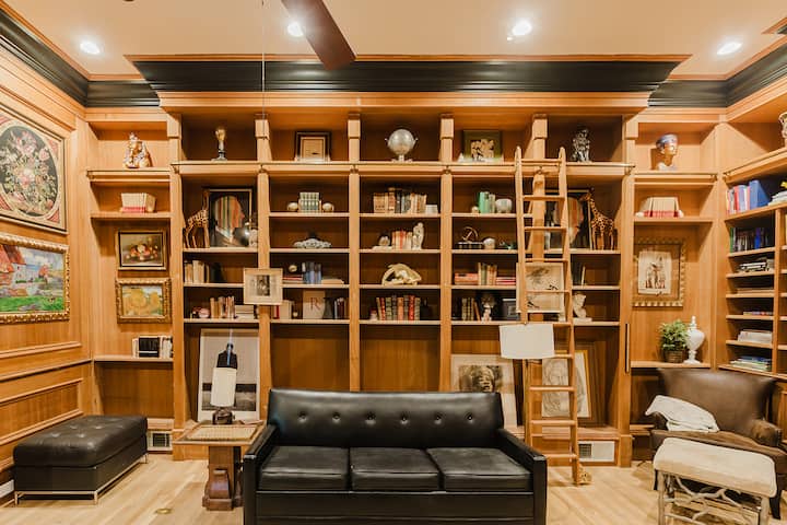 图书馆有一张沙发床，可根据需要转换成卧室。