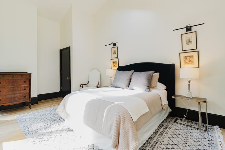 第二间卧室位于塔楼入口和电梯旁。 可欣赏前院的壮丽景色，并可进入共用阳台。