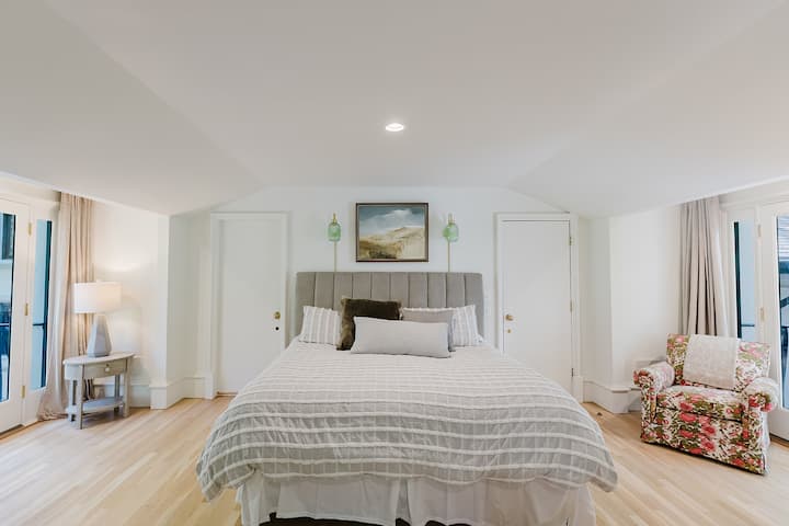 上层家庭套房配有一张加大双人床、两张单人床和两个阳台，以及一个带螺旋楼梯的独立露台。  