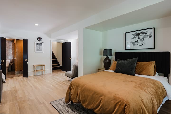 下层家庭套房配备标准双人床、带脚轮的双人沙发床和日式床垫。 可使用三个独立的露台和通往花园的外部步道。