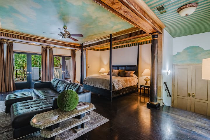 主套房配备加大双人床和个人休息室。 从大型私人露台可欣赏侧院的壮丽景色。  