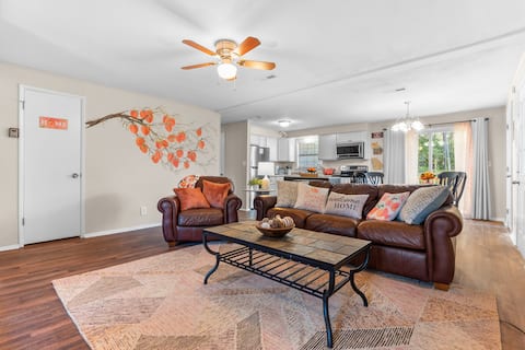 King Bed, 4 min to Fairgrounds, TVs in all Rooms