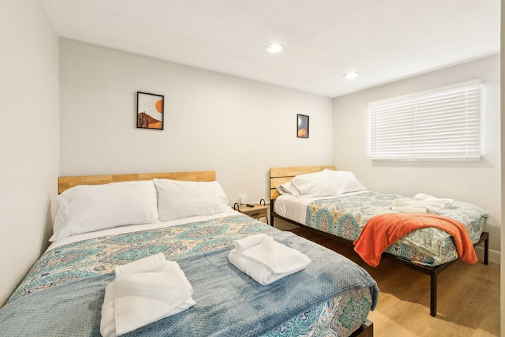 2 Queen size beds in the downstairs bedrooms.  A TV and closet are also in this room.