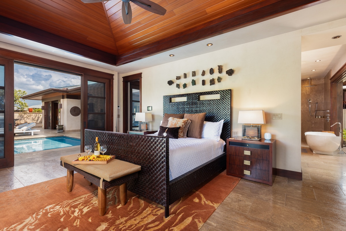Suite principal n.º1 con cama tamaño king, baño privado y puertas que se abren al lanai.