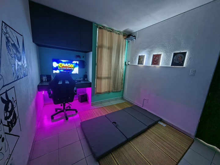 החדר המשני המשמש גם כחלל עבודה, כולל שני טטאמי בסגנון יפני וטאפאס במבוק ולבידור תחנת Play 4, השילוב של אורות וקישוט יוצר אווירה של מרחב גיימרים.