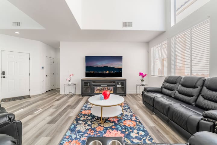 Renovated 4Bd Home Minute from SOUTH POINT Casino