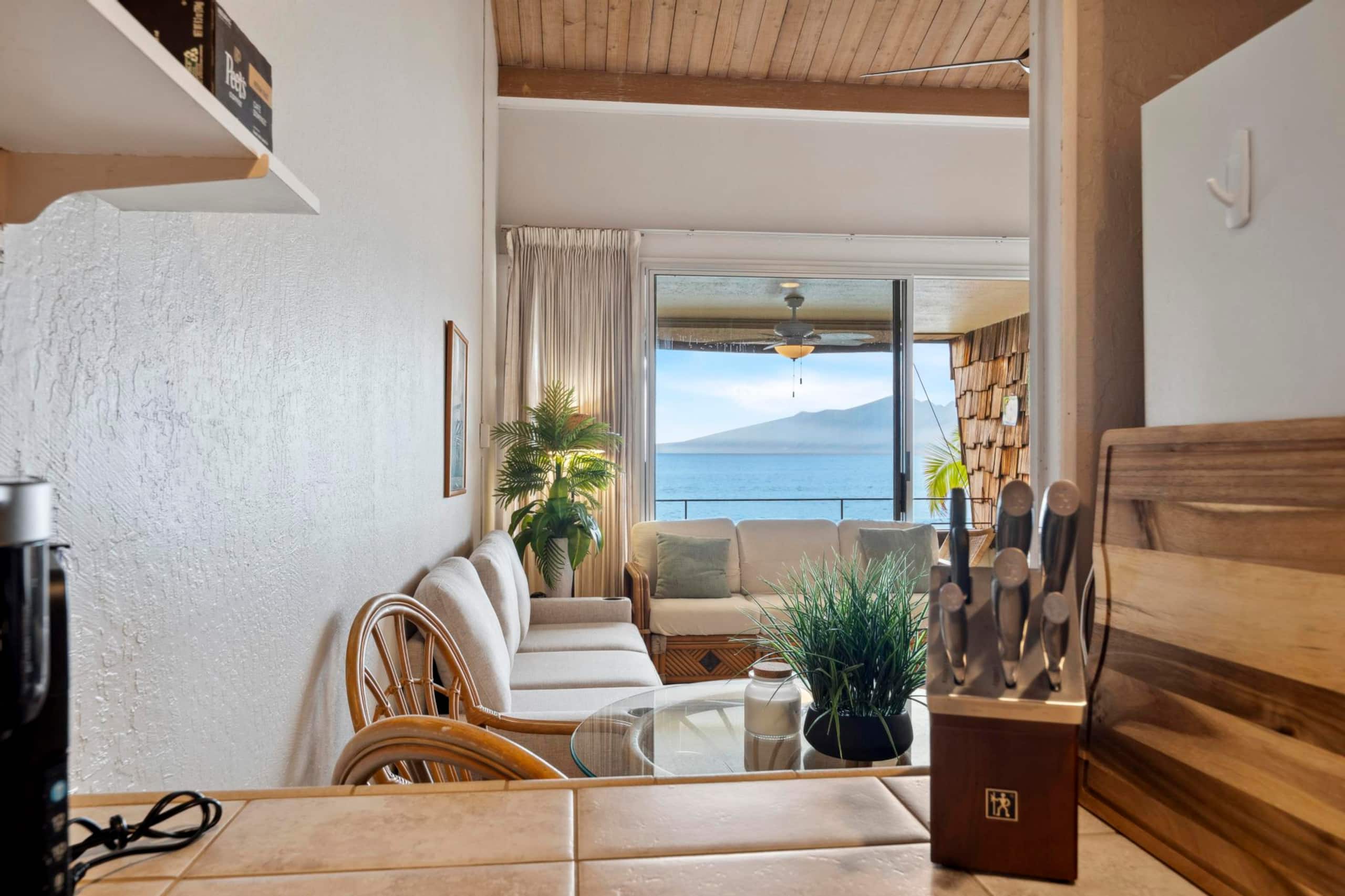 Oceanfront Maui Condo-Walk to Beach, Shops, Cafés - Image 11