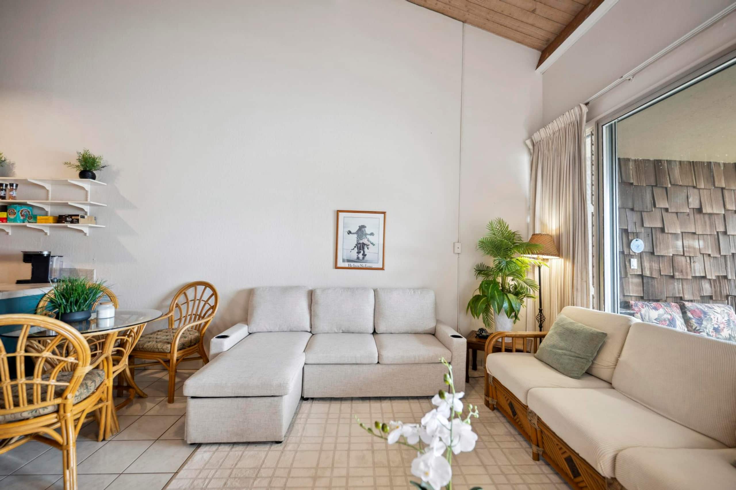 Oceanfront Maui Condo-Walk to Beach, Shops, Cafés - Image 7