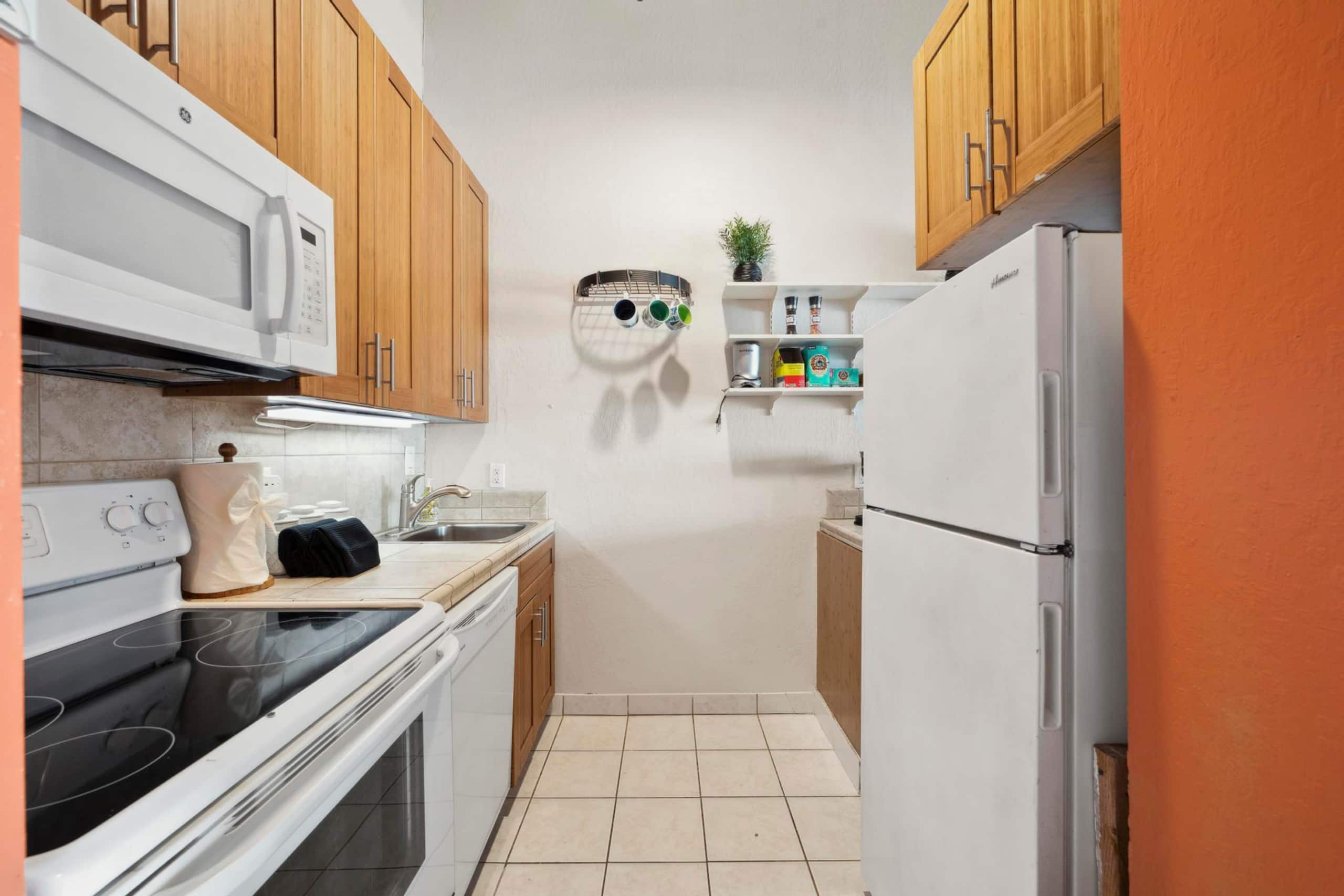 Oceanfront Maui Condo-Walk to Beach, Shops, Cafés - Image 13