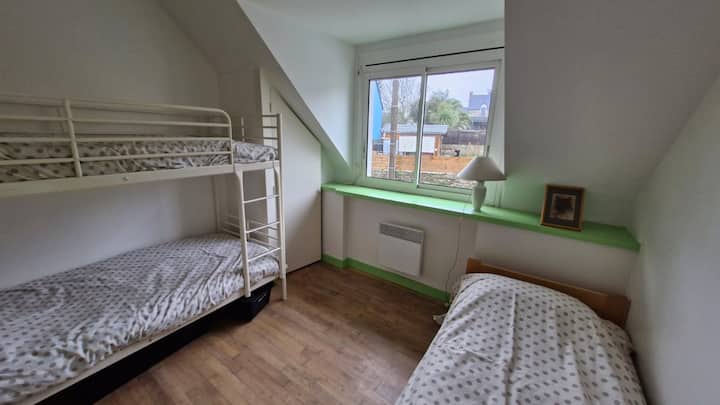 חדר שינה 4 . מיטת קומתיים אחת ומיטת יחיד אחת. חלון רחוב.