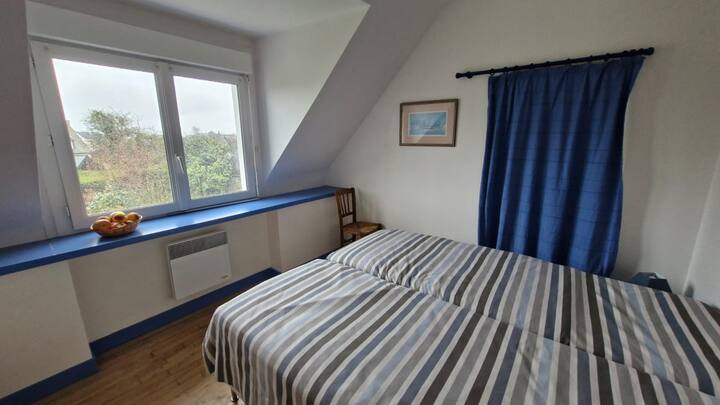 חדר שינה 3 למעלה בגינה 
2 מיטות זוגיות נפרדות 80x200 X  2