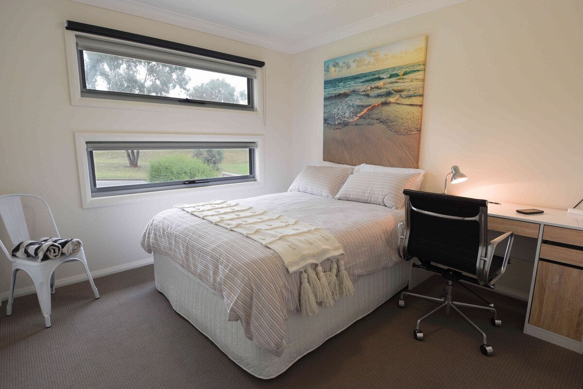 Manželská posteľ s výhľadom na park a pracovnou stanicou. Rýchle Wi-Fi, nabíjacia stanica