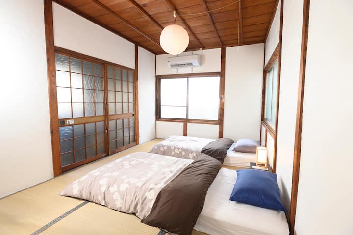 Es una habitación de tatami, pero puedes dormir en una cama.
(No hay partición entre el dormitorio 1 y el dormitorio 2)