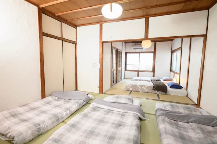 Tenemos 3 futones disponibles.
(No hay partición entre el dormitorio 1 y el dormitorio 2.El aire acondicionado se comparte con el dormitorio 1.