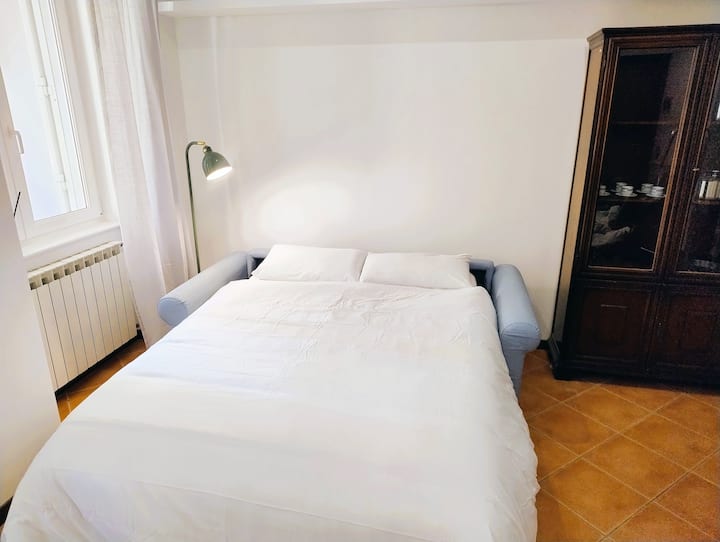 非常舒适的双人沙发床，配有记忆海绵床垫