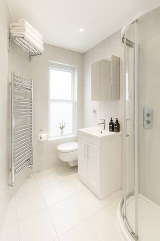 SuperCentral Cheerful Fam+ Friends Theatre Getaway gallery image 4