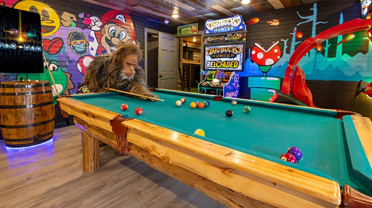 Sleeps 28-8 BRs, Arcade, Theater, Sasquatch-themed