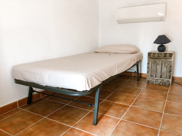 To je opcija na kauču na razvlačenje u blagovaonici, to je krevet za jednu osobu dimenzija 90 x 190 cm koji se nalazi u potkrovlju iznad kuhinje. Prostor je ograničen na visinu od oko 1,50m pa ne možete stajati, ali vam omogućuje pristup krevetu.