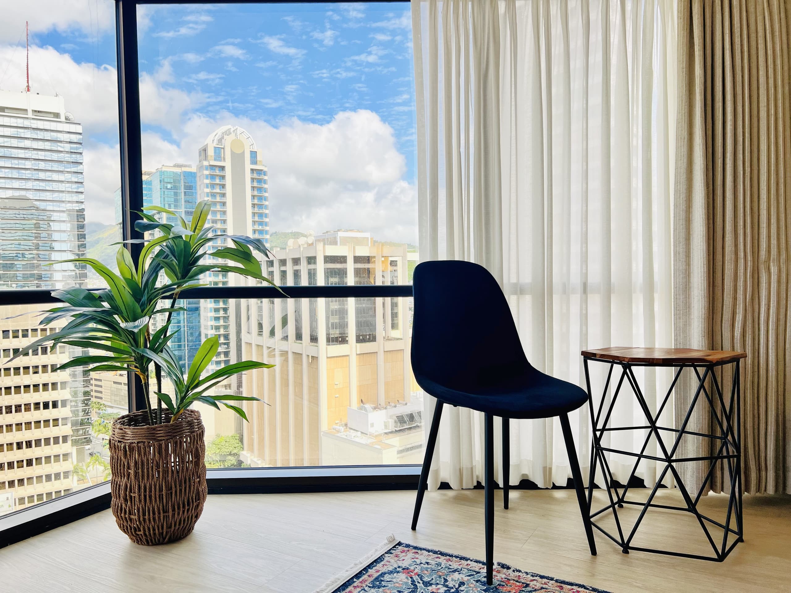 Urban Oasis: Chic & Cozy Stay at Town - Image 1