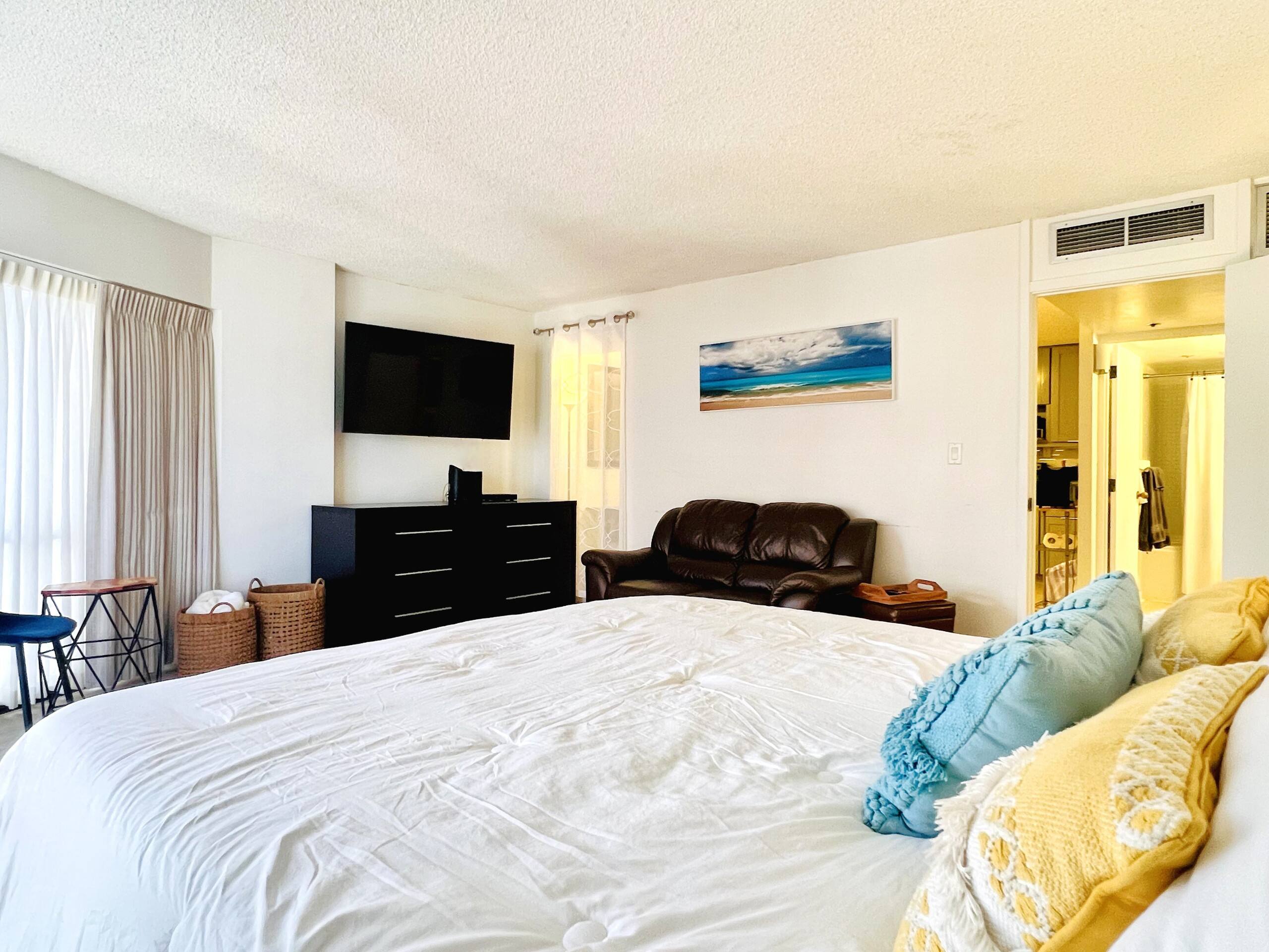 Urban Oasis: Chic & Cozy Stay at Town - Image 18