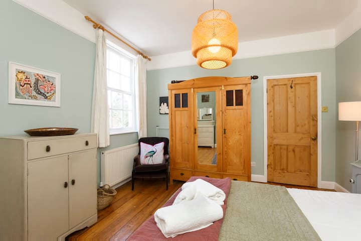 Спална соба 3 е луксузен главен апартман, опремен со сопствена приватна сопствена бања за дополнителна удобност и практичност.