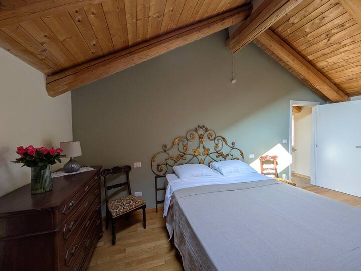 Esta área de dormir é ainda mais acolhedora pelo piso de madeira e pelo teto do sótão.