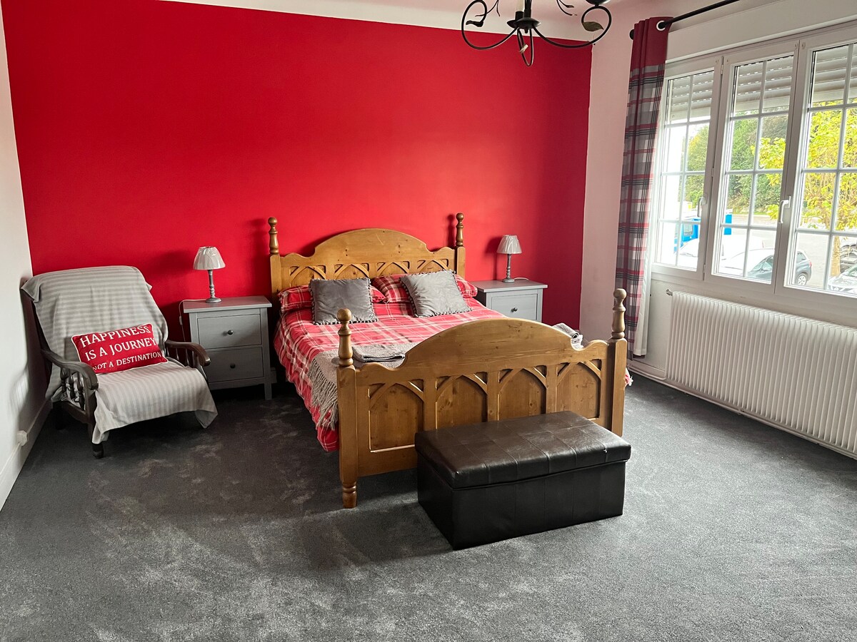 חדר מואר מרווח וגדול מאוד עם מלתחה ומיטה זוגית