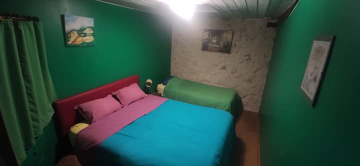 Manželská posteľ a jednolôžková súprava, bicykel na strope