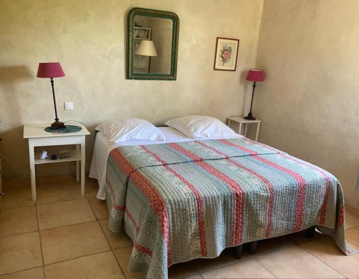 Le Mazet:
Schlafzimmer 1, Queensize-Bett 160 x 200