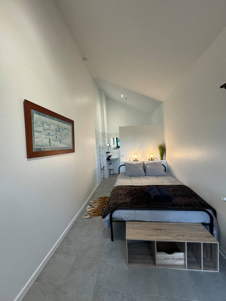 Პირველი სართულის საძინებელი PMR სააბაზანოთი