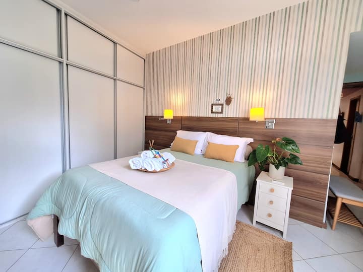 Suite confortable avec matelas Ortobom neuf, climatisation fendue, ventilateur de plafond, literie 100 % coton. Armoire avec cintres. C'est un environnement calme avec une décoration qui inspire Bahia, pour que vous puissiez recharger votre énergie ! 