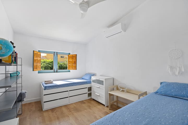 2 krevate tek
ajër i kondicionuar
ventilator tavani
pamje nga kopshti 