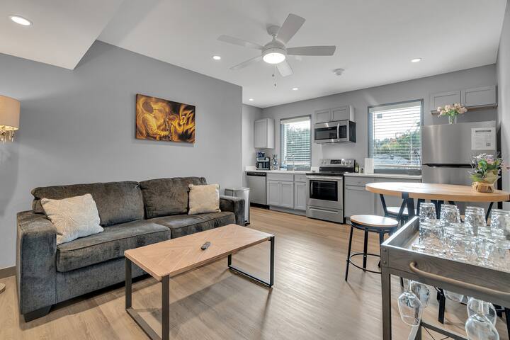 Bywater | Entire 2nd Floor, 4 Apts, Sleeps 28! gallery image 3