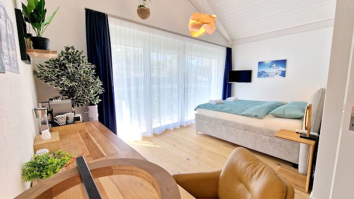 Chumba tulivu cha roshani chenye mwonekano kwenye Niesen. Chumba hicho kina nafasi kubwa na karibu m² 18.