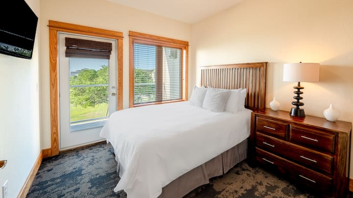 Bračni krevet s pristupom na balkon s pogledom na vrt