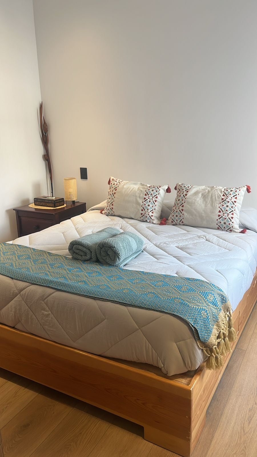 Geniet van een gezellige en lichte slaapkamer met een comfortabel queensize bed en een ruime kast. Ramen tellen zonnewaas en stroomuitval voor een pauze zonder onderbrekingen. 
Alles ontworpen om functionaliteit en comfort te combineren.