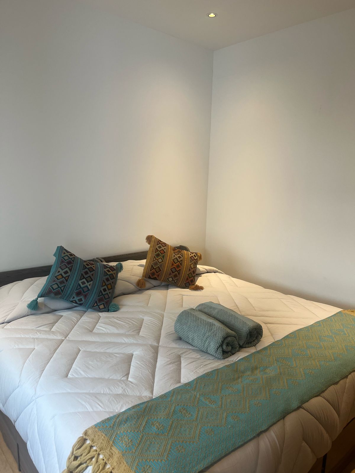 Het zijn twee Japanse eenpersoonsbedden, die bij het samenvoegen een kingsize bed vormen.   Ze voldoen aan de behoeften van gasten!