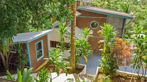 Jungle Retreat! Walk to beach