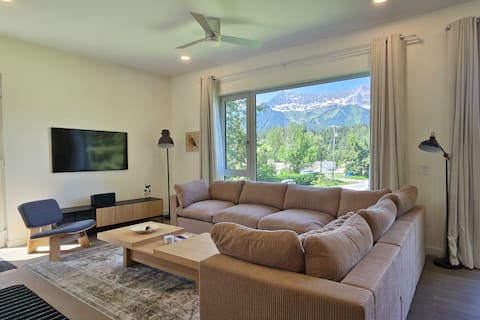 Popular Airbnb listing: Stylish 2BR | River & Views | 5 Min Fernie/Resort in East Kootenay A