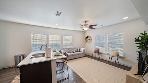Popular Airbnb listing: Travelers Oasis | Downtown Dallas | 5 min to shops in Peak's Suburban Addition