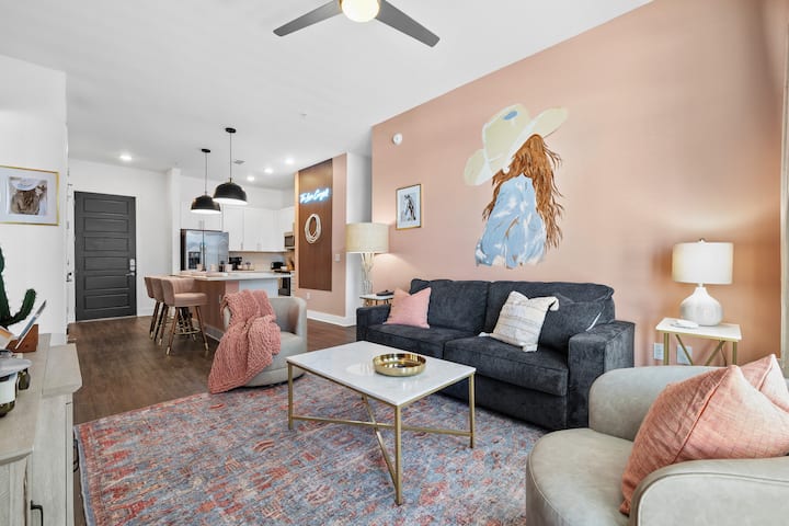 พื้นที่นั่งเล่น | ภาพวอลล์มิวรัลคาวเกิร์ล + แบบเปิดโล่ง | ชั้นหลัก
พื้นที่นั่งเล่นแบบเปิดโล่งที่สดใส โดดเด่น และเต็มไปด้วยเอกลักษณ์ มีที่นั่งสบายๆ ภาพวาดปูนเปียกที่โดดเด่น และเชื่อมต่อกับห้องครัวโดยตรง เพื่อการพักผ่อนและความบันเทิงอย่างง่ายดาย