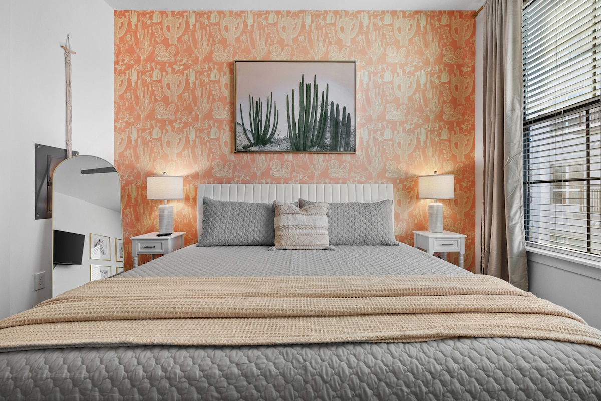 Საძინებელი | საწოლი + კაქტუსის შპალერი | მთავარი სართული
Ამ მყუდრო აპარტამენტში თავმოყრილია დასავლური შპალერი, ხრაშუნა თეთრეული და თბილი განათება - უდაბნოს ხიბლი და ლუქს-კლასის კომფორტი იდეალური ღამის ძილისთვის.