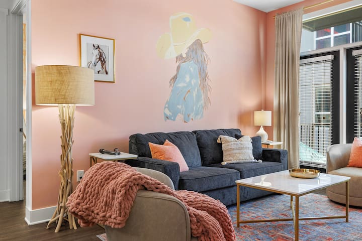 3 Blocks to Broadway, Pool, King Bds, FREE Parking