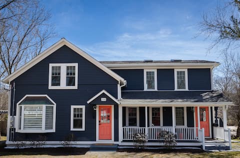 Downtown Hideaway | Sleeps 8 | Perfect for Groups